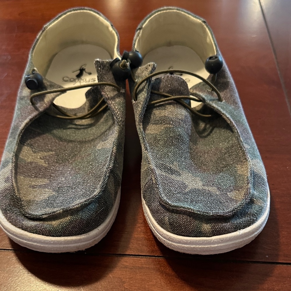 Size 8 Women’s Corkys Green Camouflage Kayak Moccasins